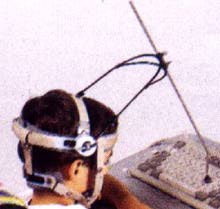 Foto de aluno digitando com ponteiro fixado na cabe�a