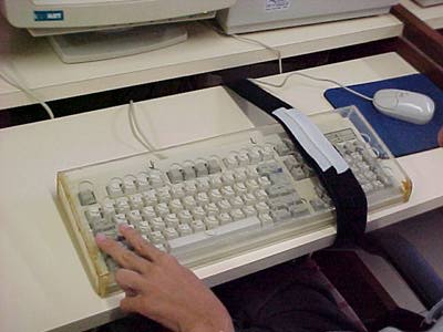 Foto de aluno digitando utilizando M�scara de Teclado ou Colm�ia