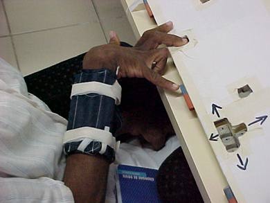 Foto de aluno com pulseira de pesos