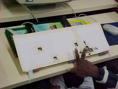 Foto de aluno digitando utilizando m�scara de teclado com "tamp�o"