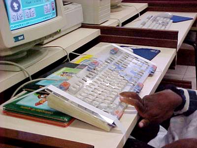 Foto de teclado reposicionado com nova inclina��o