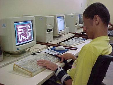 Foto de aluno digitando utilizando diferentes recursos de  Tecnologia Assistiva