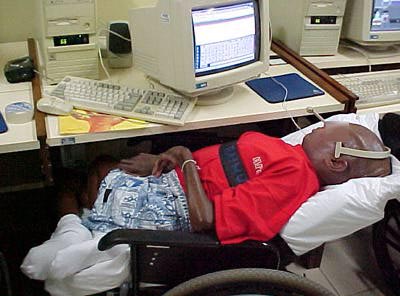 Foto de aluno comandando o computador com microfone por meio de sopros