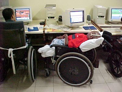 Foto de aluno trabalhando com os perif�ricos reposicionados