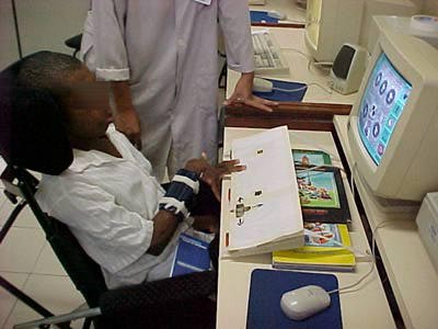 Foto de aluno utilizando m�scara de teclado com "tamp�o"