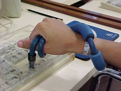 Aluno digitando utilizando estabilizador de punho (acervo pessoal)