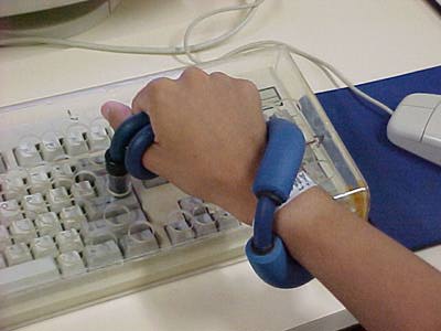 Foto de aluno digitando utilizando estabilizador de punho (acervo pessoal)