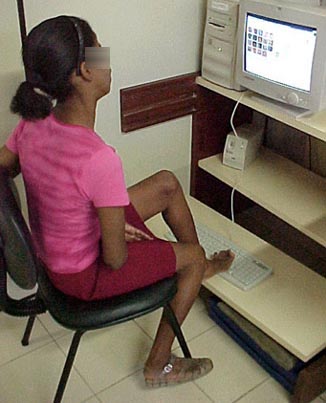 Foto de aluna digitando utilizando os p�s