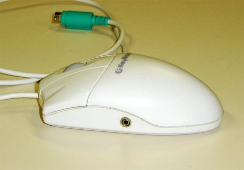 Mouse adaptado com um plug lateral